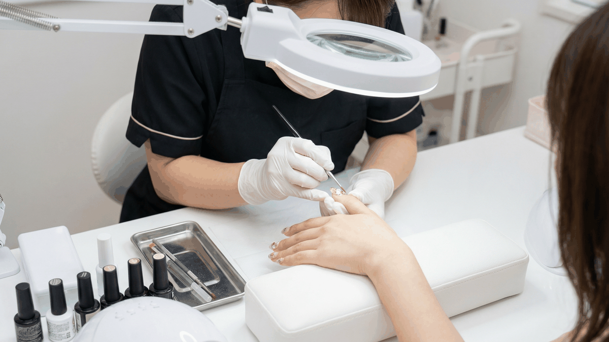 ネイルサロン経営におけるLINE予約導入の重要性