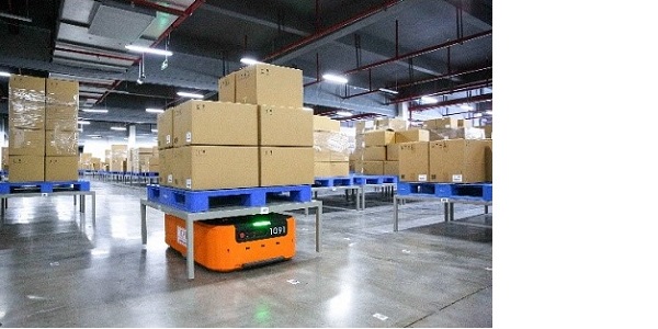 荷物をパレットごと自動で運ぶロボットも