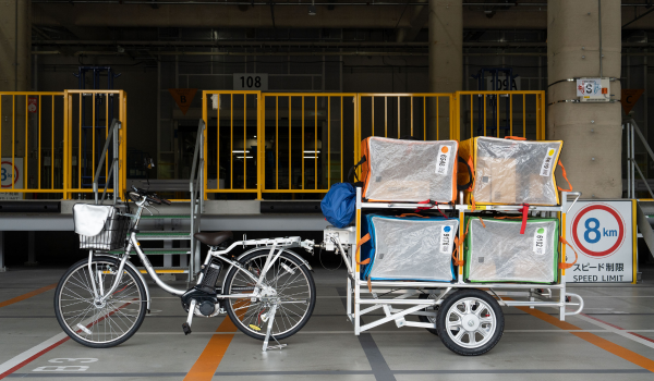 【置き配も可能】Amazon、リヤカー付き電動アシスト自転車を活用した商品配達サービス開始を発表