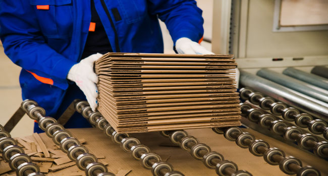 サプライチェーン全体で環境負荷の低減を。カウネット社と連携し、1年で2,000個もの段ボール資源削減