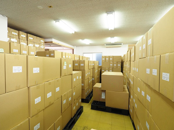 作業しやすい仕分け、たくさん積載できる省サイズ。人に寄り添うシステムで物流費30%減