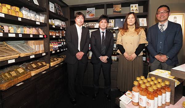 右：有限会社魚沼新潟物産 取締役 営業部長 中俣 善也氏 中央右：同上 営業部 通信販売課 大塚 知子氏 中央左：富士通コミュニケーションサービス株式会社  エンゲージメントサービス事業部 シェアードサービス部 井口 裕之氏 左：同上 ソリューション本部 第五事業部第二サポート部 水城憲一氏