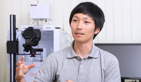 スタッフが手空きの時間に交代で商品撮影に対応するという、ECの現場の実態
